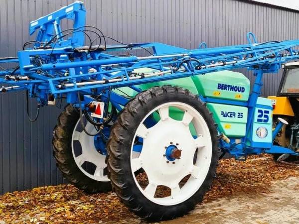Причіпний обприскувач Berthoud Racer 2500