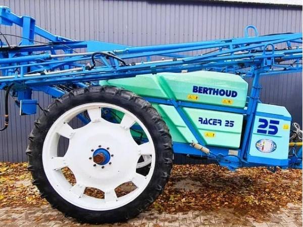 Причіпний обприскувач Berthoud Racer 2500