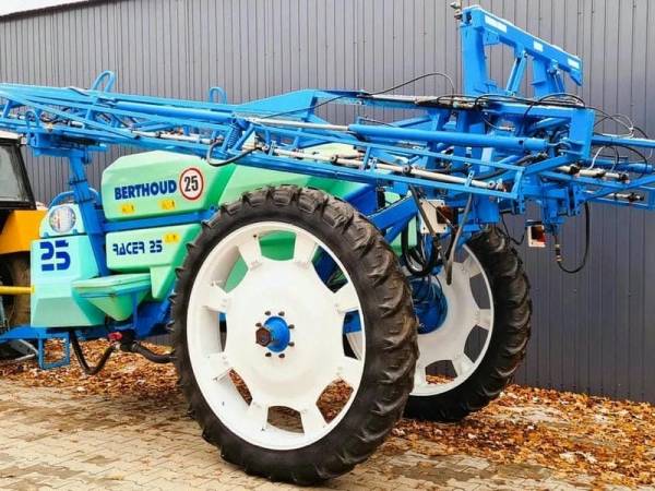 Причіпний обприскувач Berthoud Racer 2500