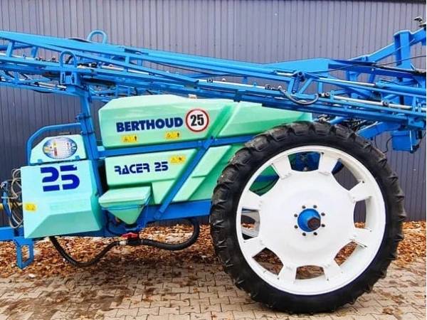 Причіпний обприскувач Berthoud Racer 2500