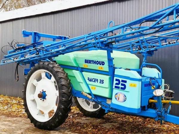 Причіпний обприскувач Berthoud Racer 2500