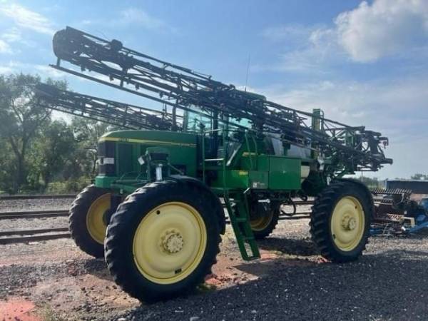 Самохідний обприскувач John Deere 4710