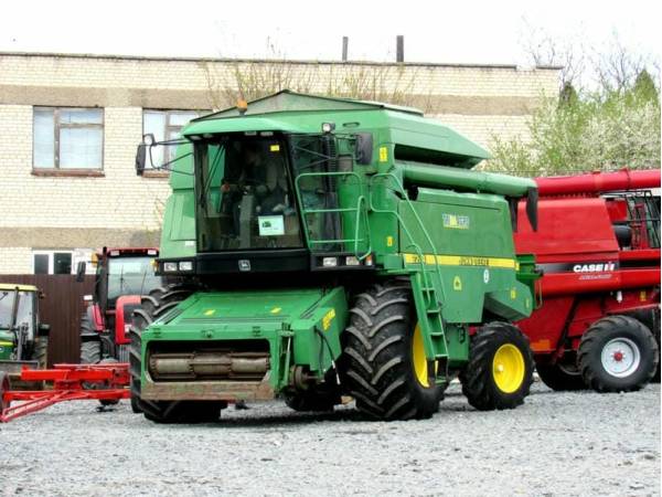 Комбайн John Deere 2264 (2000)
