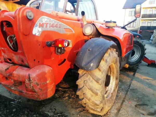 Телескопічний навантажувач Manitou MT1440 (2012)