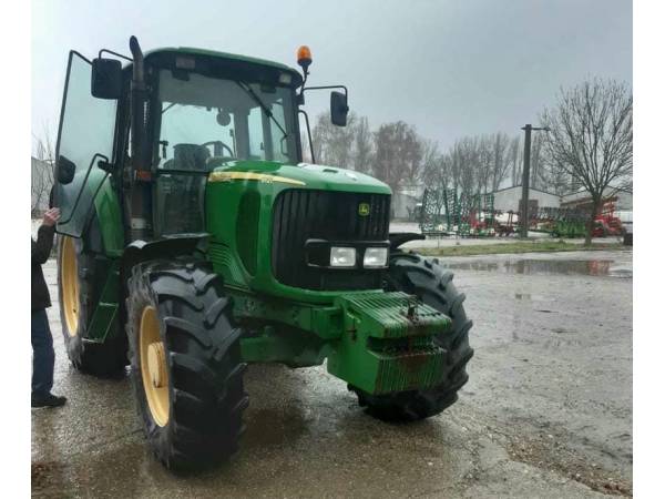 Трактор John Deere 6620