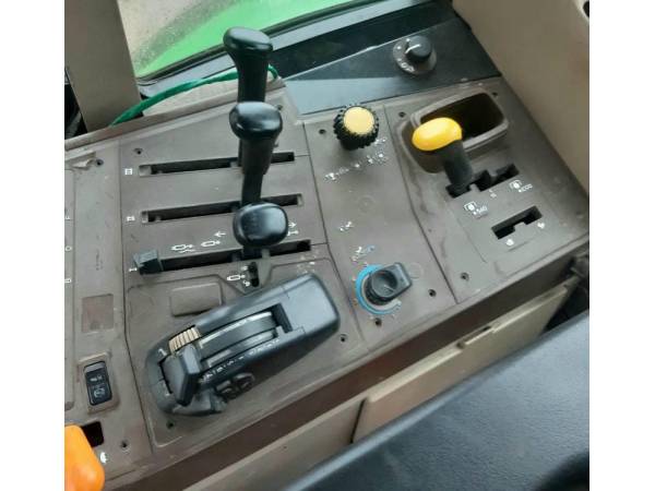 Трактор John Deere 6620