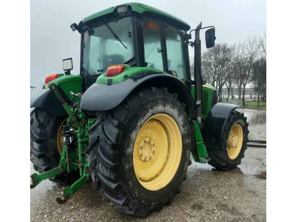 Трактор John Deere 6620