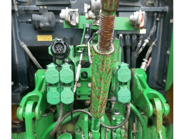 Трактор John Deere 6620
