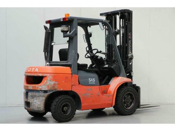 Погрузчик TOYOTA 62-7FDF30  (2002)