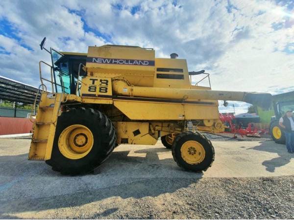  Комбайн New Holland TR 88 (1998)