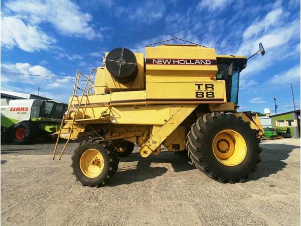  Комбайн New Holland TR 88 (1998)