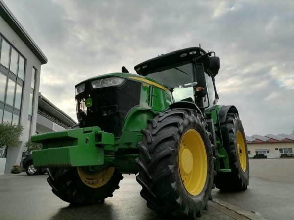  Трактор John Deere 7230R (2011)