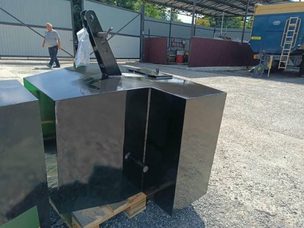 Противовес Tridaagro Dambo 1500 с ящиком для хранения инструментов