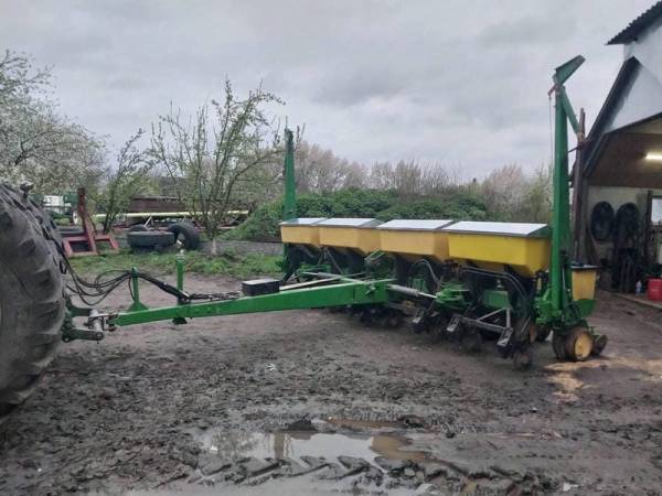 Сеялка точного высева John Deere 7000