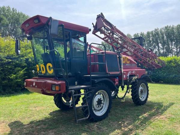 Самохідний обприскувач Case IH GEM 3000 SP (2001)