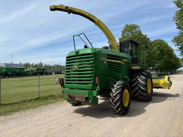 Кормоуборочный комбайн John Deere 7300 (2006)