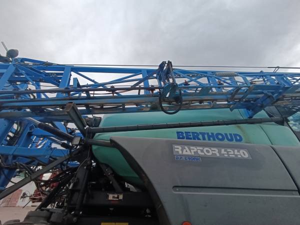 Самохідний обприскувач Berthoud Raptor 4240 (2013)