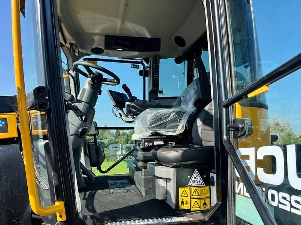 Трактор JCB Fastrac 4220 (2022)