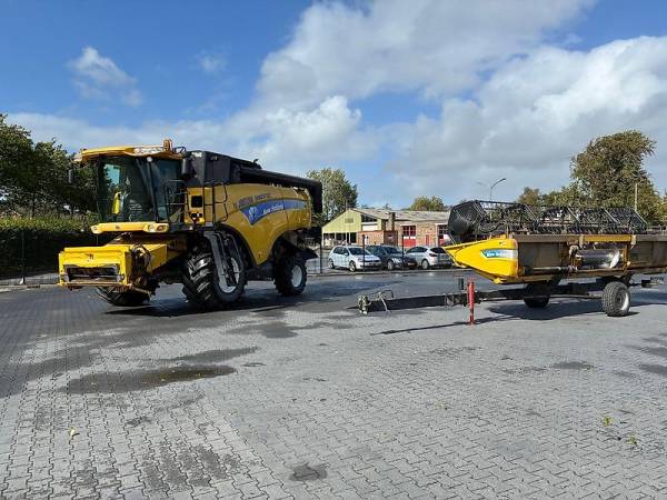 Комбайн New Holland CX 820 (2004)