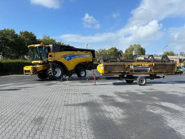 Комбайн New Holland CX 820 (2004)