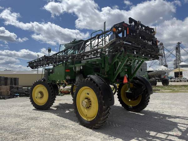 Самохідний обприскувач John Deere 4830 (2011)