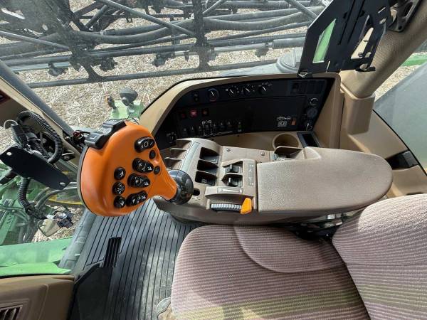Самохідний обприскувач John Deere 4830 (2011)