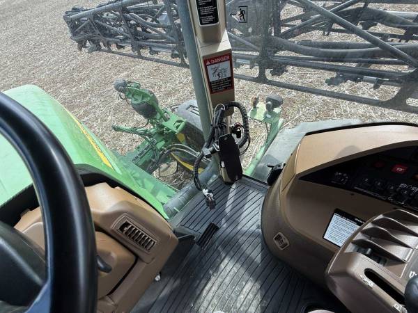 Самохідний обприскувач John Deere 4830 (2011)