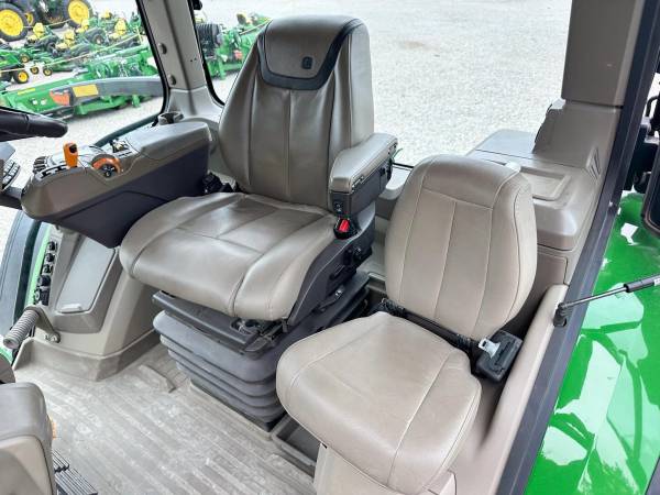 Трактор John Deere 8R 250 (2022)