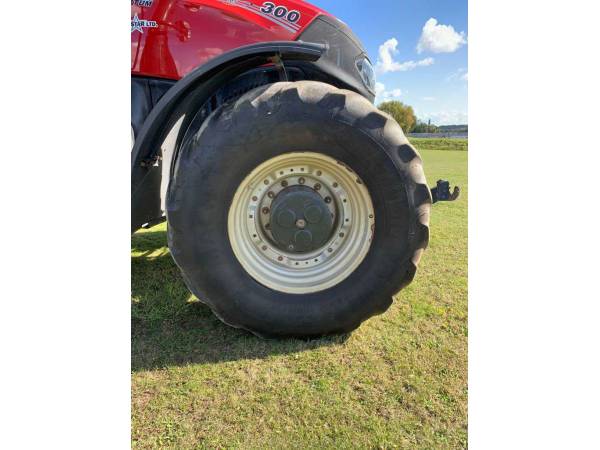 Трактор Case IH OPTUM 300 CVX (2022)