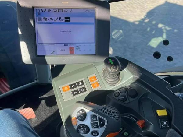 Трактор Claas Axion 830 (2014)