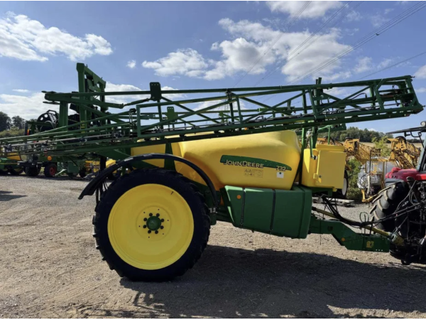 Прицепной опрыскиватель John Deere 732 (2011)