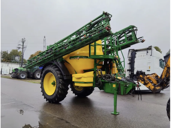 Прицепной опрыскиватель John Deere 832 (2011)