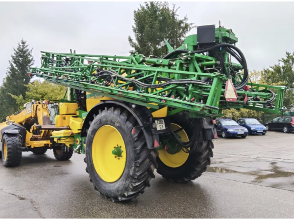 Прицепной опрыскиватель John Deere 832 (2011)