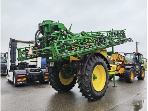 Прицепной опрыскиватель John Deere 832 (2011)