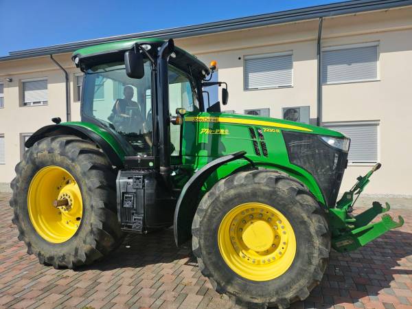 Трактор John Deere 7230R (2012)