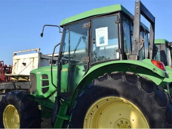 Трактор John Deere 6130 (2008)