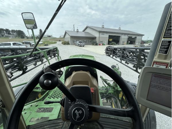 Самохідний обприскувач John Deere 4830 (2011)