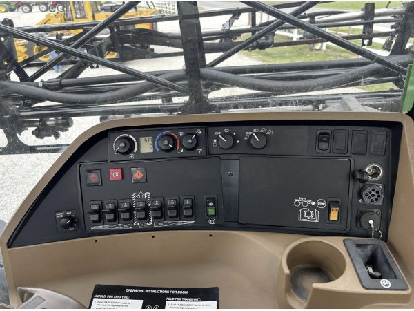 Самохідний обприскувач John Deere 4830 (2011)