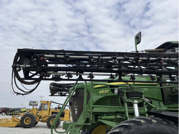 Самохідний обприскувач John Deere 4830 (2011)