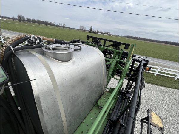 Самохідний обприскувач John Deere 4830 (2011)