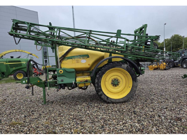 Прицепной опрыскиватель John Deere 732 (2007)