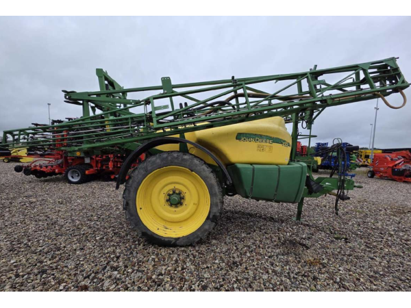 Прицепной опрыскиватель John Deere 732 (2007)
