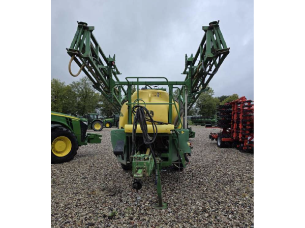 Прицепной опрыскиватель John Deere 732 (2007)