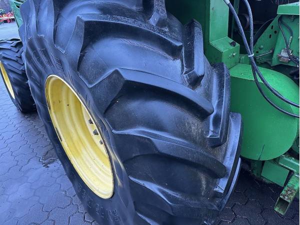 Кормозбиральний комбайн John Deere 7300 (2005)