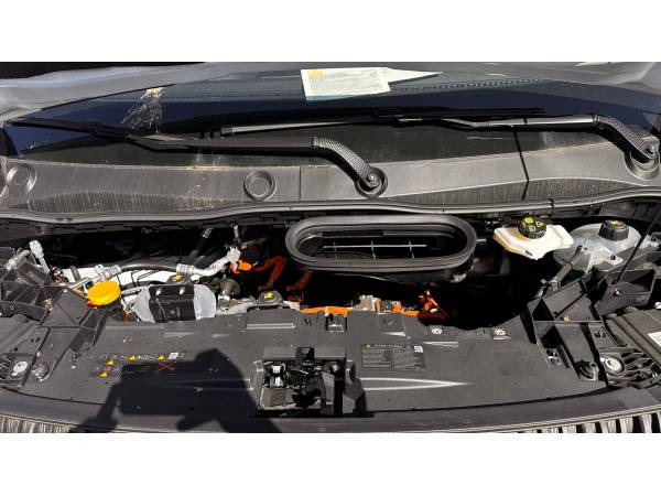Автомобіль Renault Master E-Tech (2025) 