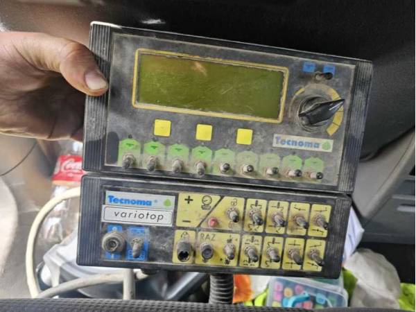 Причіпний обприскувач Tecnoma 2600 (2002)