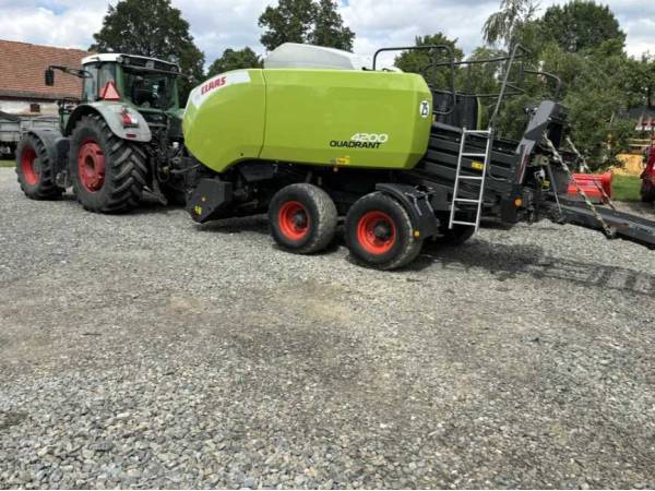 Прес-підбирач Claas Quadrant 4200 (2016)