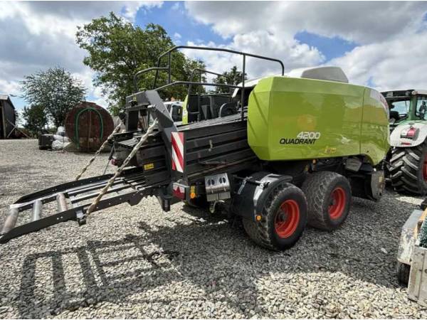 Прес-підбирач Claas Quadrant 4200 (2016)