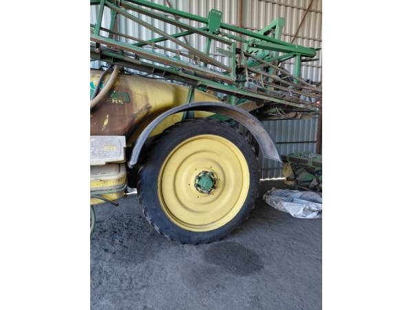 Прицепной опрыскиватель John Deere 732 (2009)