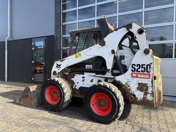 Міні-навантажувач Bobcat S250 (2006)